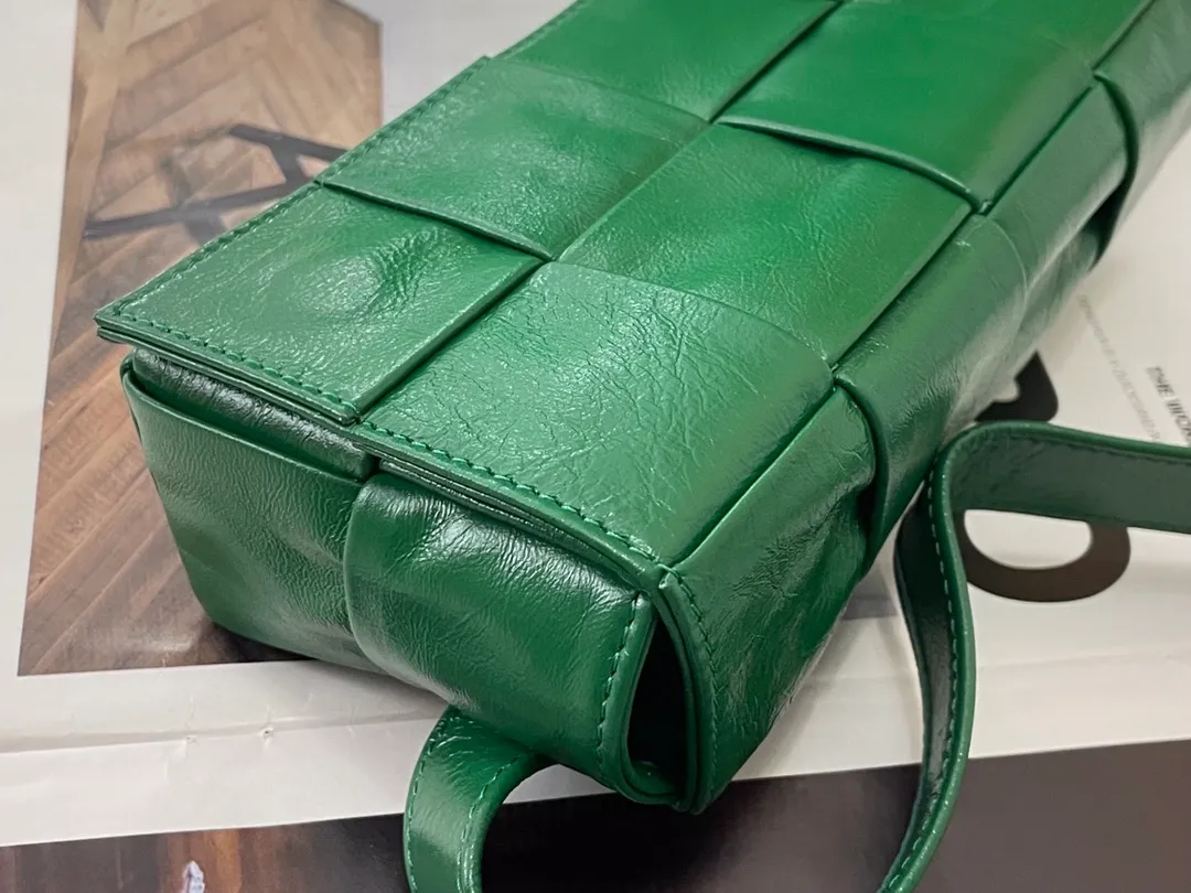 #𝐓𝐇𝐄 𝐁𝐄𝐋𝐓 𝐂𝐀𝐒𝐒𝐄𝐓𝐓𝐄 Checkered waist bag cassette has an updated version🆕The waxed cowhide material is very light and shiny, has a cool feeling, and has the same high-end touch as always. ⚠️The second-generation upgraded version has a long strap of 136cm, tall people can also wear it cross-body at will It is also suitable for boys. It is suitable for couples. It can be used as a handbag, waist bag, crossbody or shoulder bag. It’s small and exquisite, but packs a punch: 💄lipstick 🕶️sunglasses, etc.⋯pack it all! It continues the square shape of the cassette bag and does not deform after loading. It has a very concave shape! Model: 6815# S18.5x5x9.5